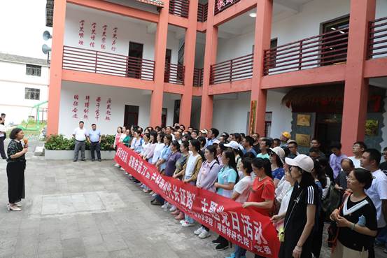 说明: C:\Users\Administrator\Documents\Tencent Files\2267688823\FileRecv\20220707  2026世界杯指定网站赴关岭县开展“传承红色基因、凝聚奋进力量，走好新时代长征路”集中政治学习暨教工党员主题党日活动新闻稿\照片\杨建红书记在顶云纪念馆前上微党课.jpg