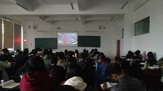 说明: E:\00研一\挂网事宜\普通文章发布\地环公司组织全院师生观看十九大开幕式新闻稿\地环公司组织全院师生观看十九大开幕式新闻稿\图片\16园林班集中观看.jpg